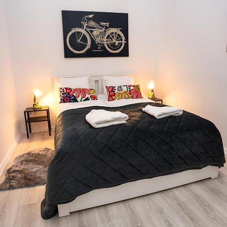 Perfect Location,Newly Decorated Modern, Large Place 60 M2, Really Quiet So You Can Have A Good Night Sleep, Ac, Netflix, Smart Tv, High-Speed Internet, World Famous New York Cafe Only 10 Minutes Walk Budapest Extérieur photo
