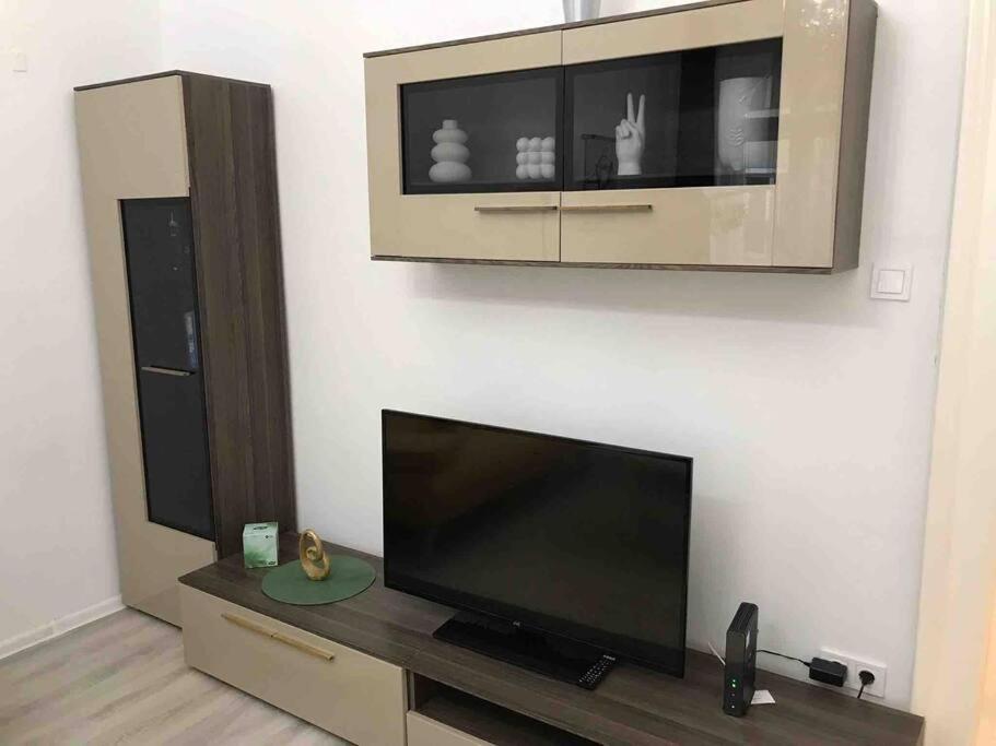 Perfect Location,Newly Decorated Modern, Large Place 60 M2, Really Quiet So You Can Have A Good Night Sleep, Ac, Netflix, Smart Tv, High-Speed Internet, World Famous New York Cafe Only 10 Minutes Walk Budapest Extérieur photo
