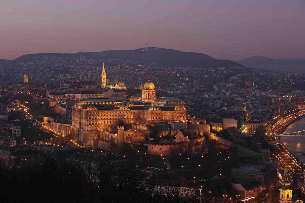Perfect Location,Newly Decorated Modern, Large Place 60 M2, Really Quiet So You Can Have A Good Night Sleep, Ac, Netflix, Smart Tv, High-Speed Internet, World Famous New York Cafe Only 10 Minutes Walk Budapest Extérieur photo