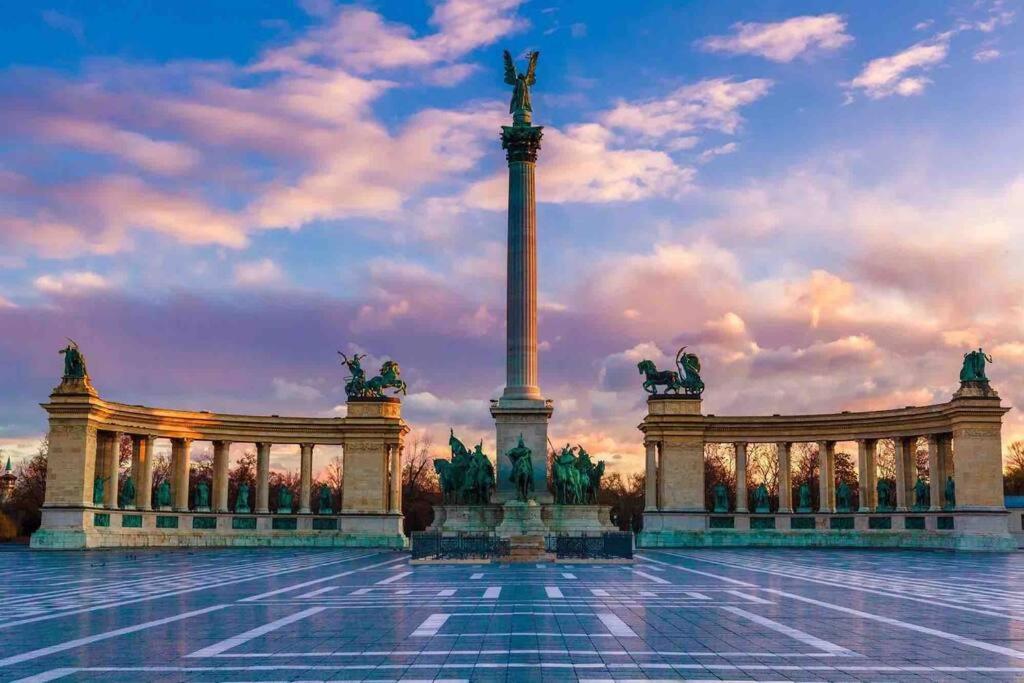 Perfect Location,Newly Decorated Modern, Large Place 60 M2, Really Quiet So You Can Have A Good Night Sleep, Ac, Netflix, Smart Tv, High-Speed Internet, World Famous New York Cafe Only 10 Minutes Walk Budapest Extérieur photo