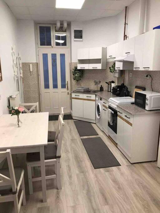 Perfect Location,Newly Decorated Modern, Large Place 60 M2, Really Quiet So You Can Have A Good Night Sleep, Ac, Netflix, Smart Tv, High-Speed Internet, World Famous New York Cafe Only 10 Minutes Walk Budapest Extérieur photo