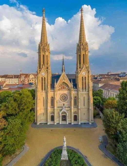 Perfect Location,Newly Decorated Modern, Large Place 60 M2, Really Quiet So You Can Have A Good Night Sleep, Ac, Netflix, Smart Tv, High-Speed Internet, World Famous New York Cafe Only 10 Minutes Walk Budapest Extérieur photo