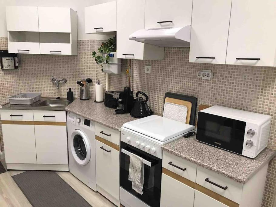 Perfect Location,Newly Decorated Modern, Large Place 60 M2, Really Quiet So You Can Have A Good Night Sleep, Ac, Netflix, Smart Tv, High-Speed Internet, World Famous New York Cafe Only 10 Minutes Walk Budapest Extérieur photo