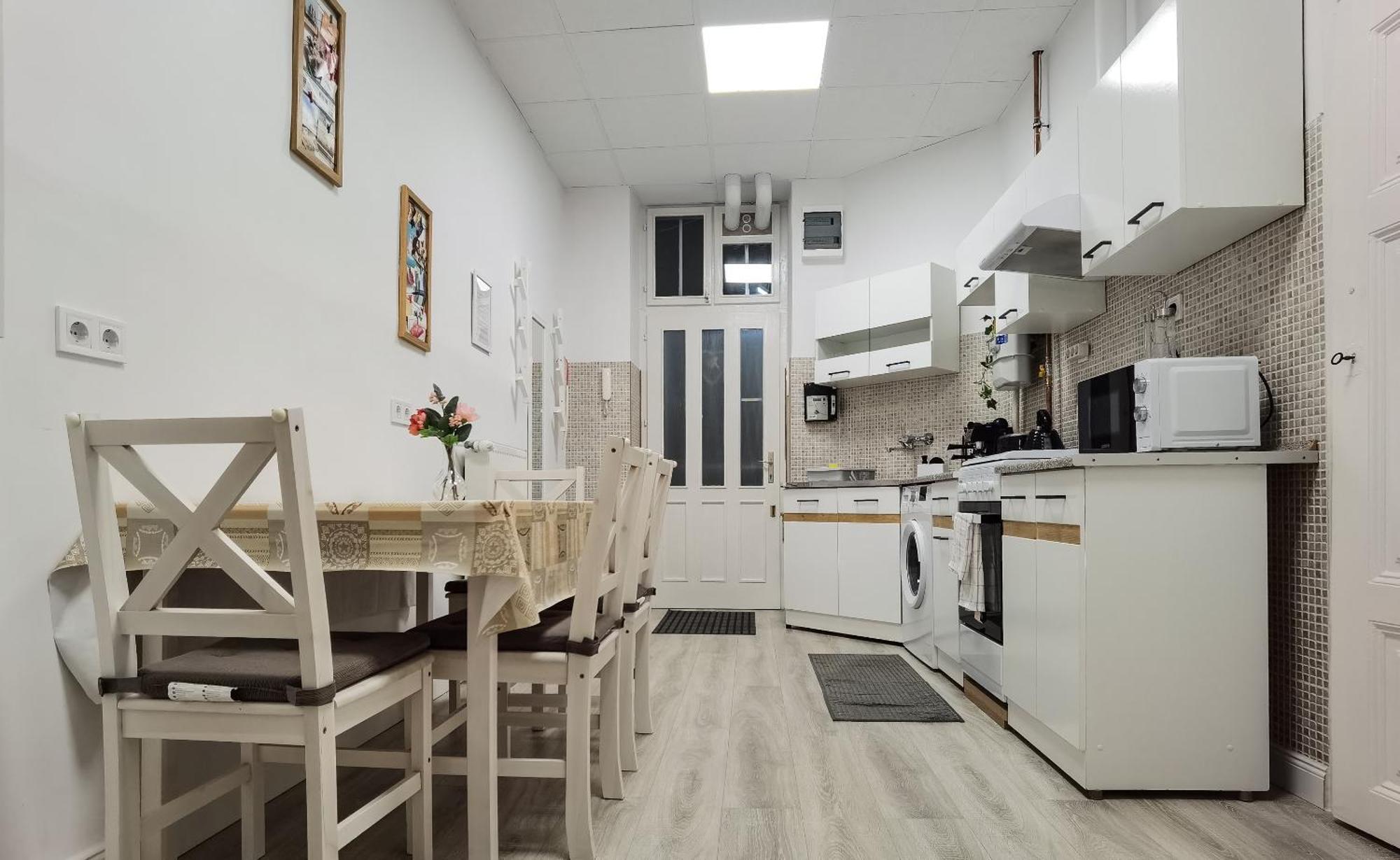 Perfect Location,Newly Decorated Modern, Large Place 60 M2, Really Quiet So You Can Have A Good Night Sleep, Ac, Netflix, Smart Tv, High-Speed Internet, World Famous New York Cafe Only 10 Minutes Walk Budapest Extérieur photo